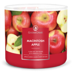 Svíčka 0,41 KG MACINTOSH APPLE, aromatická v dóze, 3 knoty - Vonn svky ve skle svkem, temi knoty a dlkou hoen vce jak 35 hodin. Uijte si rozmanitost vn a rovnomrn hoen, kter pinej svky Goose Creek.